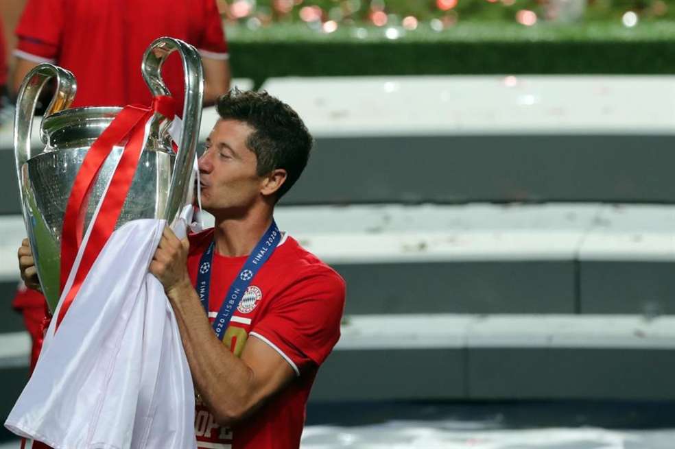 Robert Lewandowski levantando la orejona en Europa.