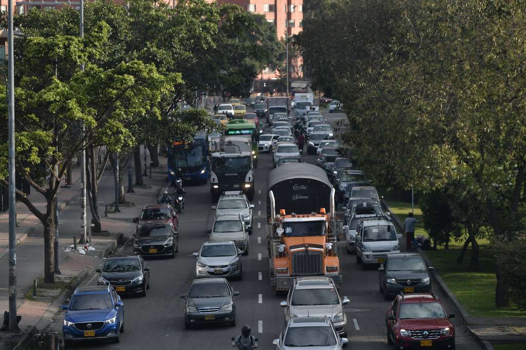 Aspectos de la movilidad en la avenida Boyacá con 116 durante el día sin carro y un día antes de la imposición de la medida