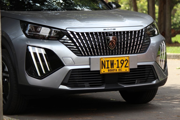 La actualización del Peugeot 2008 que se vende en Colombia conserva su sistema lumínico con tecnología LED tanto adelante como atrás.