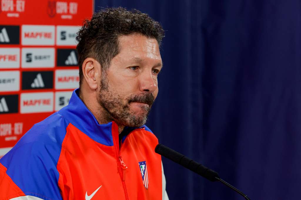 MAJADAHONDA (MADRID), 01/04/2025.- El técnico del Atlético de Madrid, Diego Simeone, durante la rueda de prensa que ha ofrecido tras el entrenamiento del equipo este martes en la Ciudad Deportiva de Majadahonda para preparar el parido de semifinales de la Copa del Rey que disputan mañana, miércoles, frente al FC Barcelona. EFE/ Zipi Aragon
