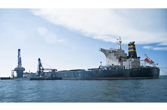 Cargue de carbón por medio de barcazas realizado por la Drummond en Santa Marta. / El Espectador