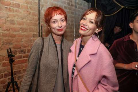¡Son igualitas! Carolina Acevedo y su hermana en el estreno de nueva serie NFT