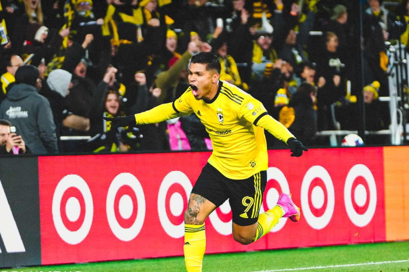 Juan ‘Cucho’ Hernández se convirtió en el primer jugador en la historia del Colombus Crew en marcar varios goles en su debut en los playoffs de la MLS con un doblete contra Atlanta United.