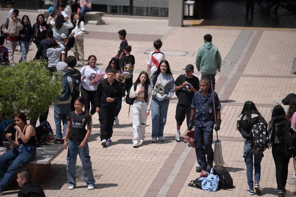 Estudiante de este colegio público ubicado en Bosa, Usan el celular.