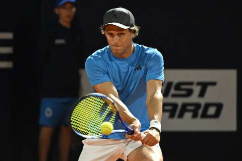 Así fue el debut del exfutbolista Diego Forlán como jugador de tenis: video
