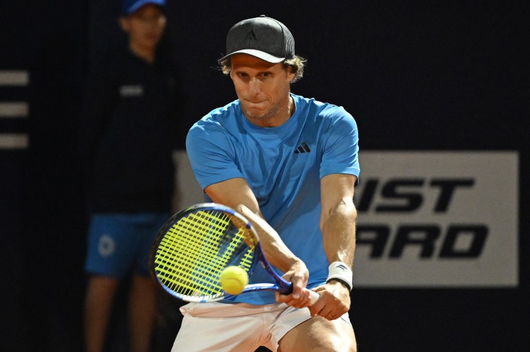 Así fue el debut del exfutbolista Diego Forlán como jugador de tenis: video