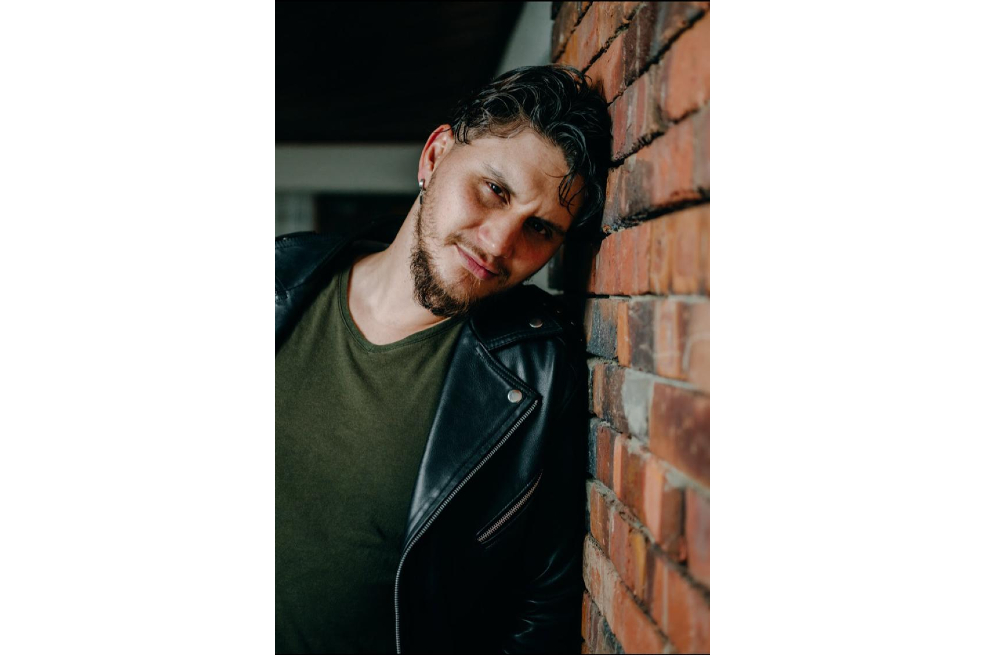 Rodrigo Hernández Jerez ha participado en diferentes producciones como: “Grises” (teatro), Los fierros (cine), Tu voz estéreo (televisión), entre otras.