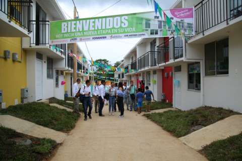 Gobierno entregó primeras 100 viviendas en Mocoa