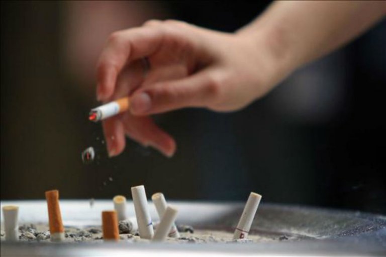 China endurece su legislación y prohíbe fumar en los lugares públicos de Pekín