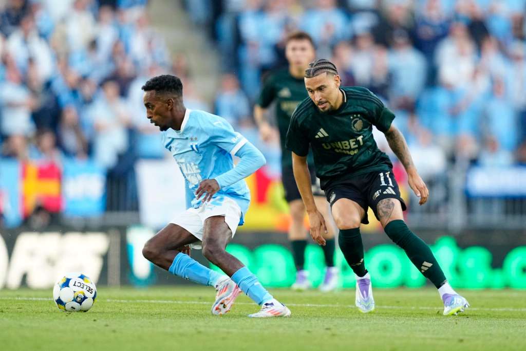 Malmo (Sweden), 05/08/2025.- Malmo's Taha Ali (L) and Copenhagen's Jordan Larsson in action during the UEFA Champions League third qualifying round, first leg match between Malmo FF and FC Copenhagen at Eleda Stadium in Malmoe, Sweden, 05 August 2025. (Liga de Campeones, Jordania, Suecia, Copenhague) EFE/EPA/Mads Claus Rasmussen DENMARK OUT