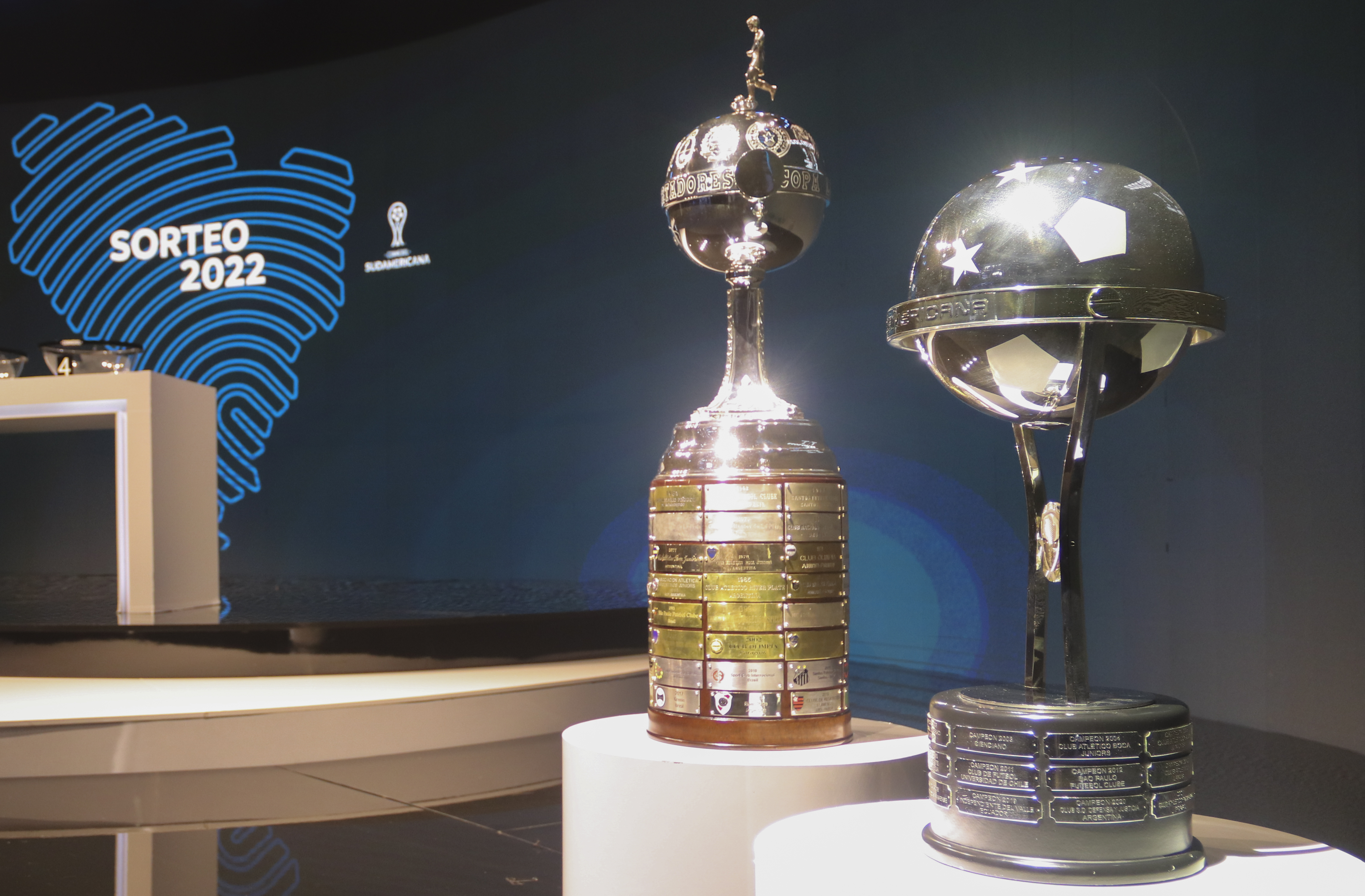 AMDEP8333. LUQUE (PARAGUAY), 25/03/2022.- Fotografía de los trofeos de la Copa Libertadores y Copa Sudamericana hoy, en los sorteos de las fases de grupos en la sede de la Conmebol en Luque (Paraguay). EFE/Christian Alvarenga POOL