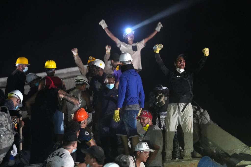AME7690. CALI (COLOMBIA), 10/08/2026.- Personas trabajan en labores de rescate en una edificación colapsada por el terremoto de magnitud 7,4 que sacudió al país este lunes, en Cali (Colombia). EFE/ Ernesto Guzmán Jr