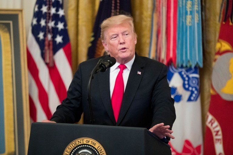 Los polémicos correos que atizan el debate en EE. UU. sobre juicio político contra Trump