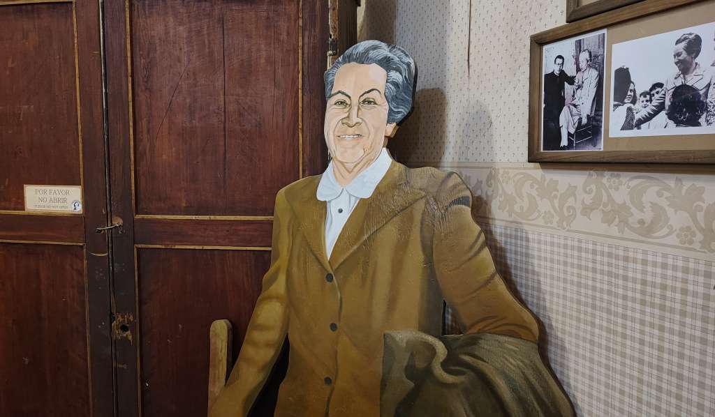 -ACOMPAÑA CRÓNICA: CHILE GABRIELA MISTRAL- CH0. MONTEGRANDE (CHILE), 10/01/2023.- Fotografía de una imagen de Gabriela Mistral en su casa-escuela, el 17 de diciembre 2022, en la localidad de Montegrande (Chile). Sesenta y seis años después de la muerte de la poeta chilena Gabriela Mistral, primera y única mujer latinoamericana Premio Nobel de Literatura, su vanguardista visión educativa -quizá su legado más desconocido- está más vigente que nunca en plena ola progresista en Latinoamérica. EFE/ Iñaki Martinez