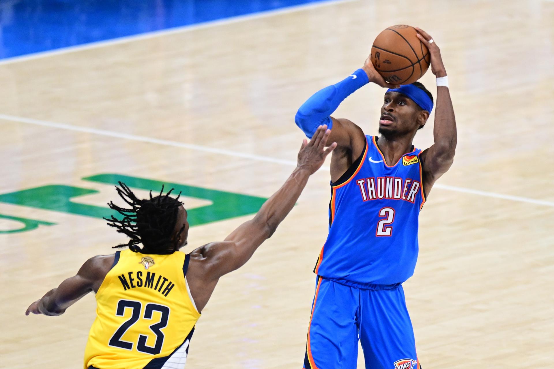 OKLAHOMA CITY (United States), 23/06/2025.- Oklahoma City Thunder guard Shai Gilgeous-Alexander (R) shoots over Indiana Pacers forward Aaron Nesmith (L) during the second half of game seven of the NBA finals between the Oklahoma City Thunder and the Indiana Pacers at the Paycom Center in Oklahoma City, Oklahoma, USA, 22 June 2025. (Baloncesto) EFE/EPA/MANUELA SOLDI SHUTTERSTOCK OUT