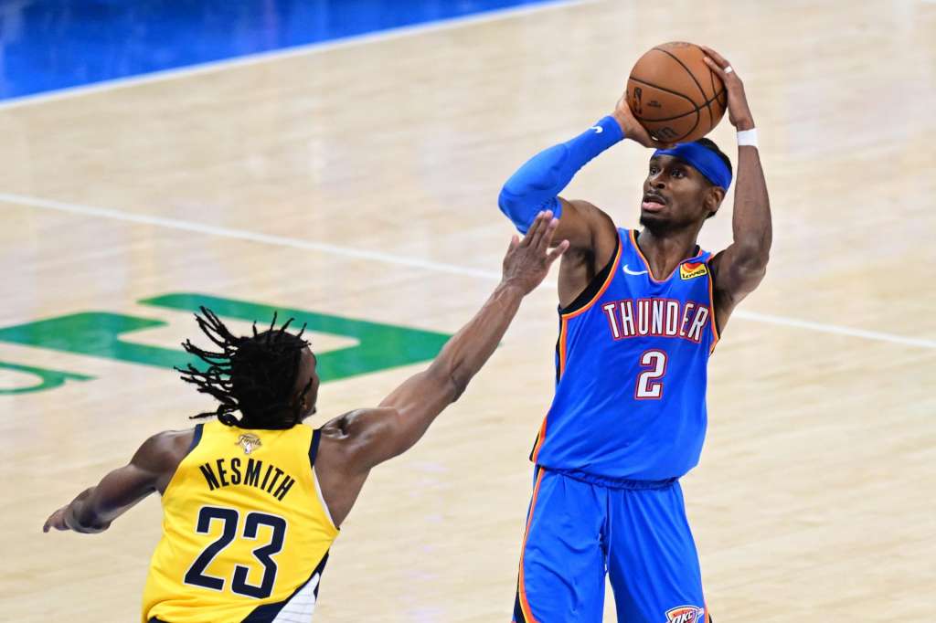 OKLAHOMA CITY (United States), 23/06/2025.- Oklahoma City Thunder guard Shai Gilgeous-Alexander (R) shoots over Indiana Pacers forward Aaron Nesmith (L) during the second half of game seven of the NBA finals between the Oklahoma City Thunder and the Indiana Pacers at the Paycom Center in Oklahoma City, Oklahoma, USA, 22 June 2025. (Baloncesto) EFE/EPA/MANUELA SOLDI SHUTTERSTOCK OUT
