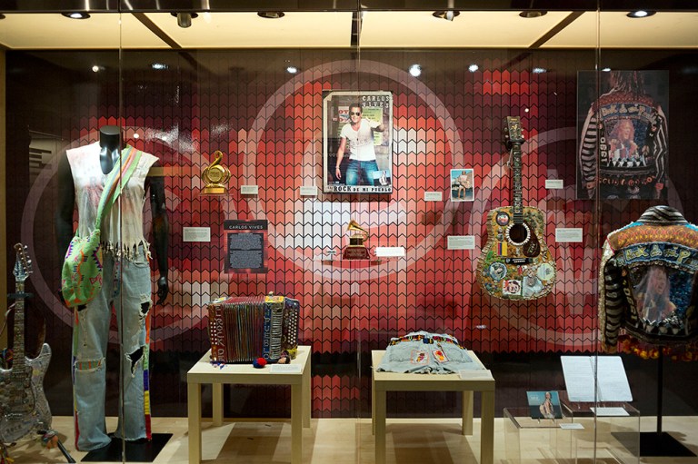 Vida y obra de Carlos Vives se exhibe en el Museo de los Grammy