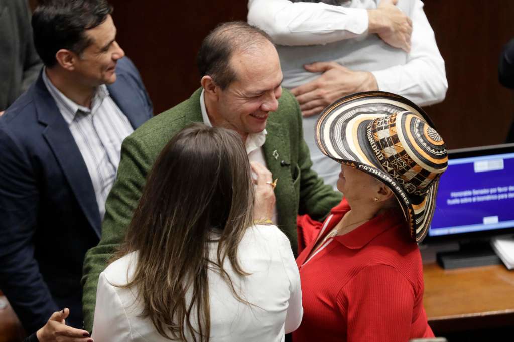 AME7385. BOGOTÁ (COLOMBIA), 20/06/2025.- El ministro de Trabajo, Antonio Sanguino (c), celebra la votación de la conciliación de la reforma laboral este viernes, en la Plenaria del Senado en Bogotá (Colombia). El Senado y la Cámara de Representantes de Colombia aprobaron en votaciones separadas y tras un intenso proceso de conciliación, la reforma laboral impulsada por el presidente Gustavo Petro, consolidando así uno de los mayores logros sociales de su gobierno. EFE/ Carlos Ortega