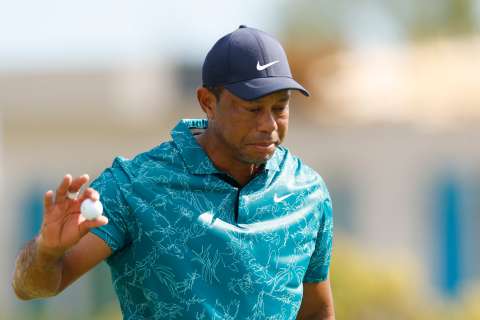 Tiger Woods sigue lejos de la punta, pero va recuperando confianza en su juego