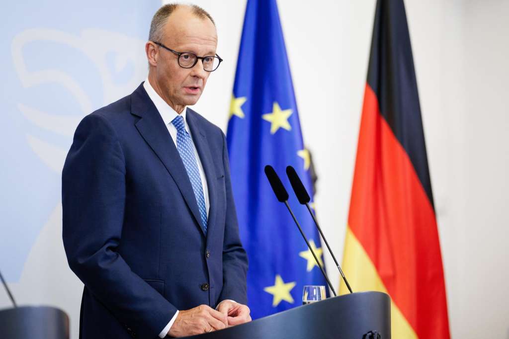 Berlin (Germany), 27/08/2025.- German Chancellor Friedrich Merz speaks during a press conference after a meeting of the German cabinet at the Defense Ministry in Berlin, Germany, 27 August 2025. The cabinet met over new legislation to raise the personnel count in the Bundeswehr, the German armed forces, by creating a voluntary military service. (Alemania) EFE/EPA/CLEMENS BILAN
