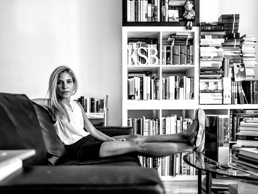 La escritora Karina Sainz Borgo, autora de la novela La hija de la española, su retrato sobre la Venezuela del Sigo XXI. / Cortesía Zenda libros
