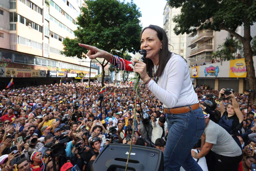 CARACAS, 10/10/2025.- Fotografía de archivo de la líder opositora de Venezuela María Corina Machado, ganadora del Premio Nobel de la Paz 2025 "por su incansable labor en la promoción de los derechos democráticos del pueblo venezolano y por su lucha por lograr una transición justa y pacífica de la dictadura a la democracia", según anunció este viernes el Comité Nobel noruego, con sede en Oslo. EFE/ Miguel Gutiérrez