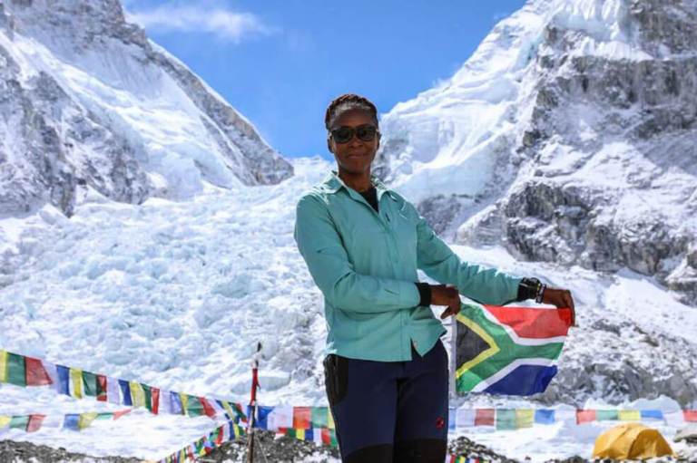 Saray Khumalo, la primera mujer africana en subir el Everest