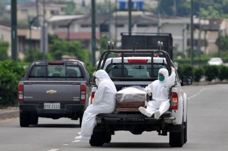 Intentaron desplazar a un cadáver haciéndolo pasar por «pasajero dormido» en Ecuador