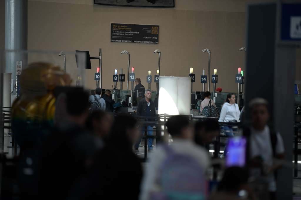 Personal de migración Colombia y viajeros en esta terminal aérea.