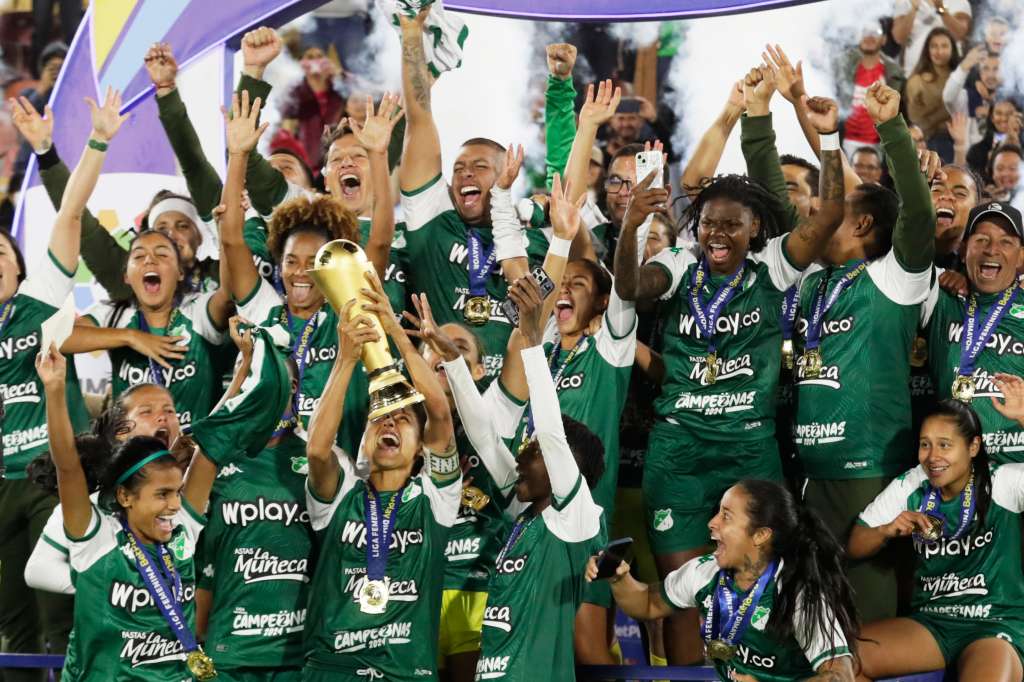 AME1076. BOGOTÁ (COLOMBIA), 16/08/2024.- Jugadoras de Cali levantan el trofeo de campeonas este viernes, luego de ganar el partido de la final de la Liga Profesional Femenina entre Santa Fe y Deportivo Cali en el estadio El Campín en Bogotá (Colombia). EFE/ Carlos Ortega
