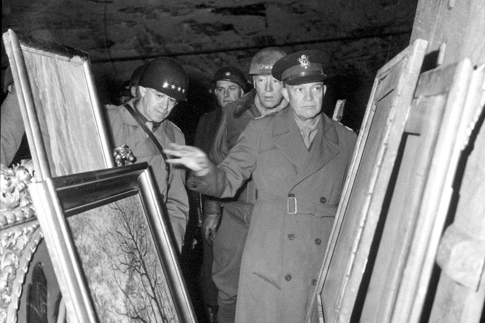 El general Dwight Eisenhower en 1945, en una mina de sal alemana donde los nazis escondieron obras de arte.