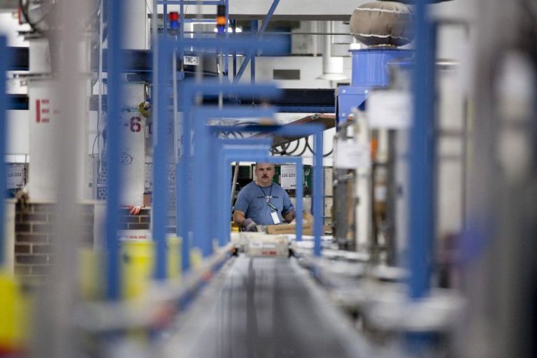 Fuerte creación de empleos lleva la desocupación en Estados Unidos a 3,4%
