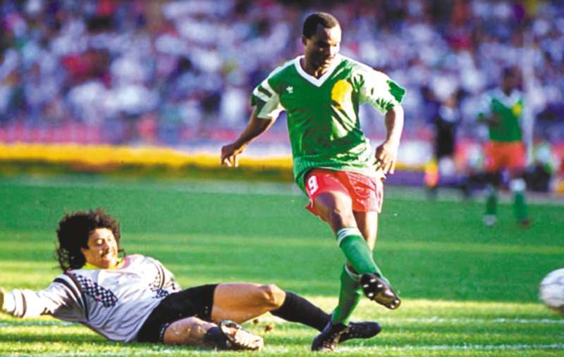 Milla anota ante Colombia, en octavos de final de Italia 90, tras robarle la pelota a Higuita. / FIFA.com