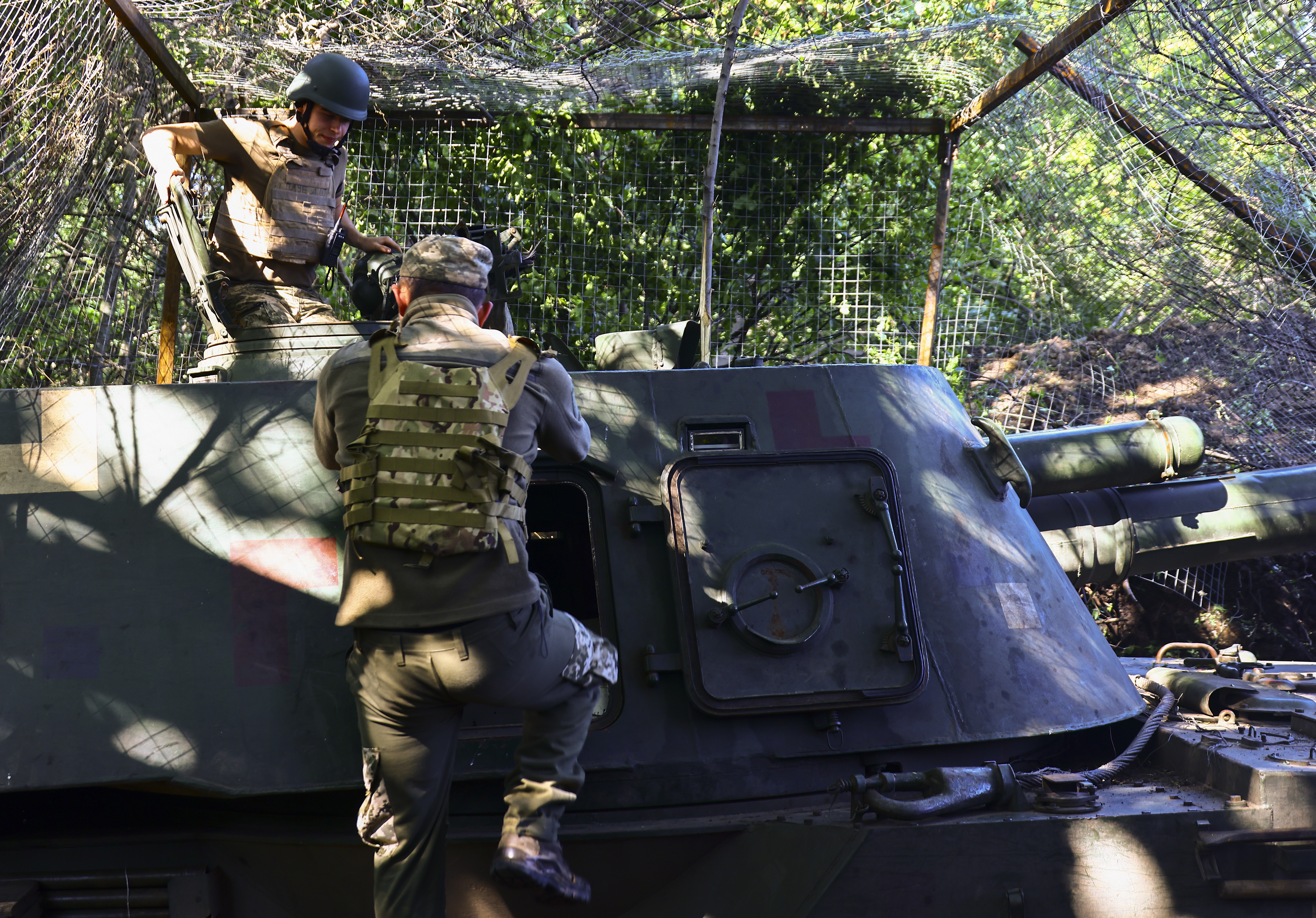 Undisclosed (Ukraine), 21/06/2023.- Servicemen of Ukraine's 30th Independent Mechanized Brigade operate a self-propelled gun 2S3 towards Bakhmut, eastern Ukraine, 21 June 2023, amid the Russian invasion. Russian troops entered Ukraine in February 2022 starting a conflict that has provoked destruction and a humanitarian crisis. (Rusia, Ucrania) EFE/EPA/STRINGER