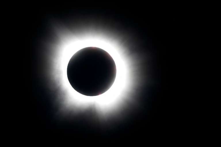 El eclipse finalizó con el anillo de diamantes, que se presenta cuando estas perlas comienzan a desaparecer. Se observó un punto brillante a lo largo del borde de la sombra de la Luna.