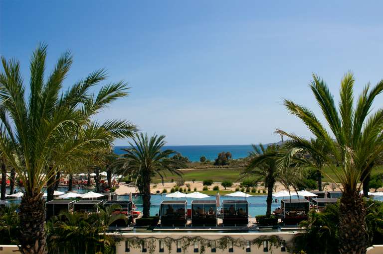Alojamientos de clase mundial, galardonados hoteles y tratamientos de spa personalizados de clase mundial se suman a la oferta de atractivos que hacen de Los Cabos un lugar tan contrastante como sus paisajes. Los tratamientos holísticos han evolucionado para combinar terapias de especialidad con gastronomía saludable y entrenamiento personal, es por esto por lo que los spas y los hoteles en Los Cabos suelen ganar premios y recibir críticas brillantes.