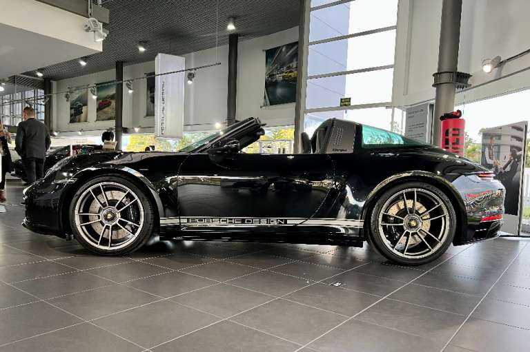 Incluye un arco Targa pintado en platino, con acabado satinado. Sus rines son los del 911 Turbo S, con 20 pulgadas delante y 21 atrás.