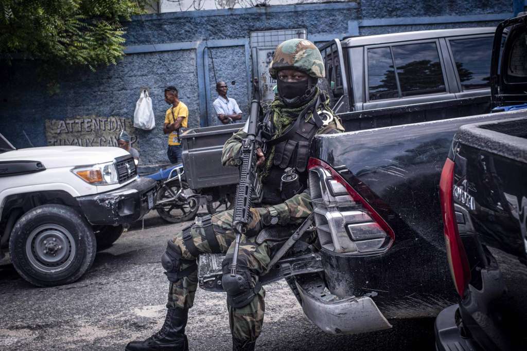 Seguridad a las afueras de un recinto de gobierno durante una ceremonia por parte de los nueve miembros del Consejo Presidencial de Transición de Haití. La inestabilidad política y la violencia urbana que precedía la renuncia, en marzo del presente año, del ex primer ministro Ariel Henry e, incluso, el asesinato en julio de 2021 del entonces presidente haitiano, Jovenel Moise, se han recrudecido en los últimos meses.