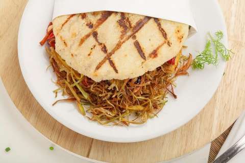Arepa rellena vegetariana para el almuerzo, una opción deliciosa