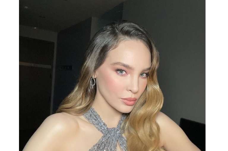 Con el pasar de los años, la cantante nacida en España pero criada en México, sorprendió con un evidente cambio físico. Una cirugía de nariz que ella misma aceptó públicamente. Su transformación fue halagada por sus fanáticos quienes destacaron que quedó mucho más hermosa.