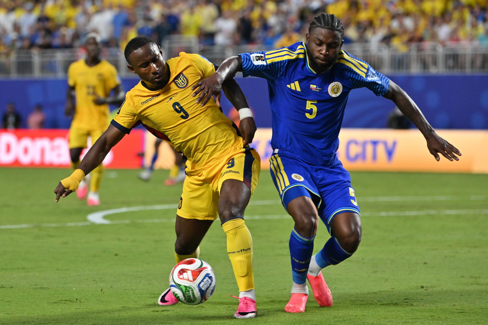 KANSAS CITY (United States), 20/06/2026.- John Yeboah of Ecuador (L) in action against Sherel Floranus of Curacao (R) during the FIFA World Cup 2026 group stage match Ecuador against Curacao, in Kansas City, USA, 20 June 2026. EFE/EPA/AMY KONTRAS