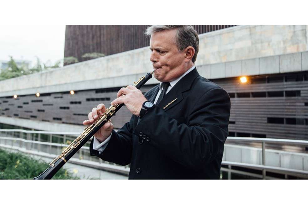 El maestro Jaime Martínez, músico venezolano y jefe de oboes de Filarmed, realizará ese día el estreno de su obra "Gozando un tuyero".