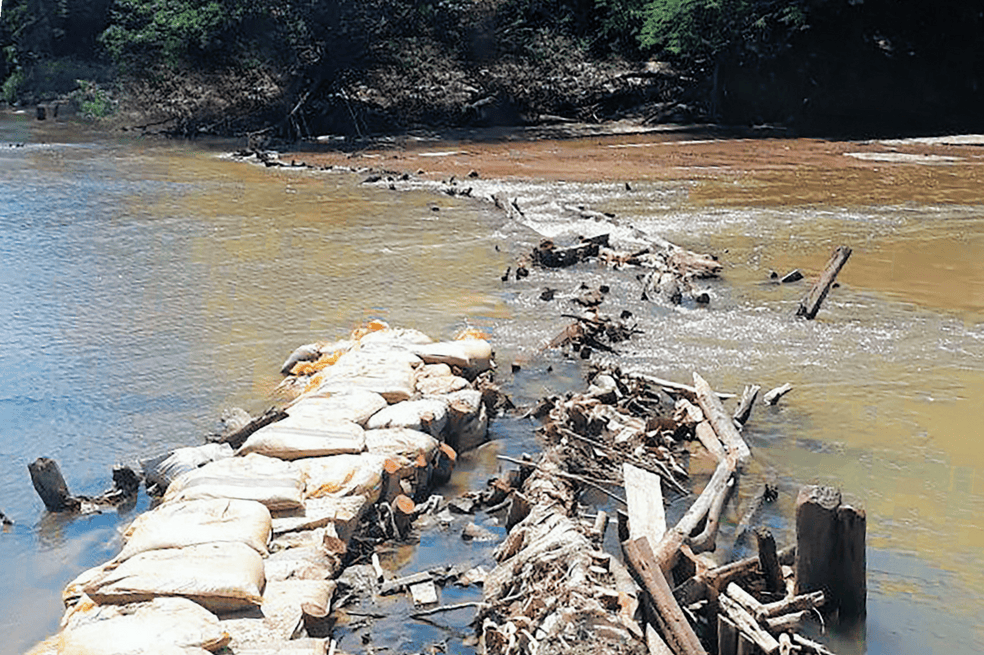 Fincas palmeras y bananeras desvían el cauce del río con trincheras. Han sido reincidentes. / Fotos: Alcaldía Pueblo Viejo.