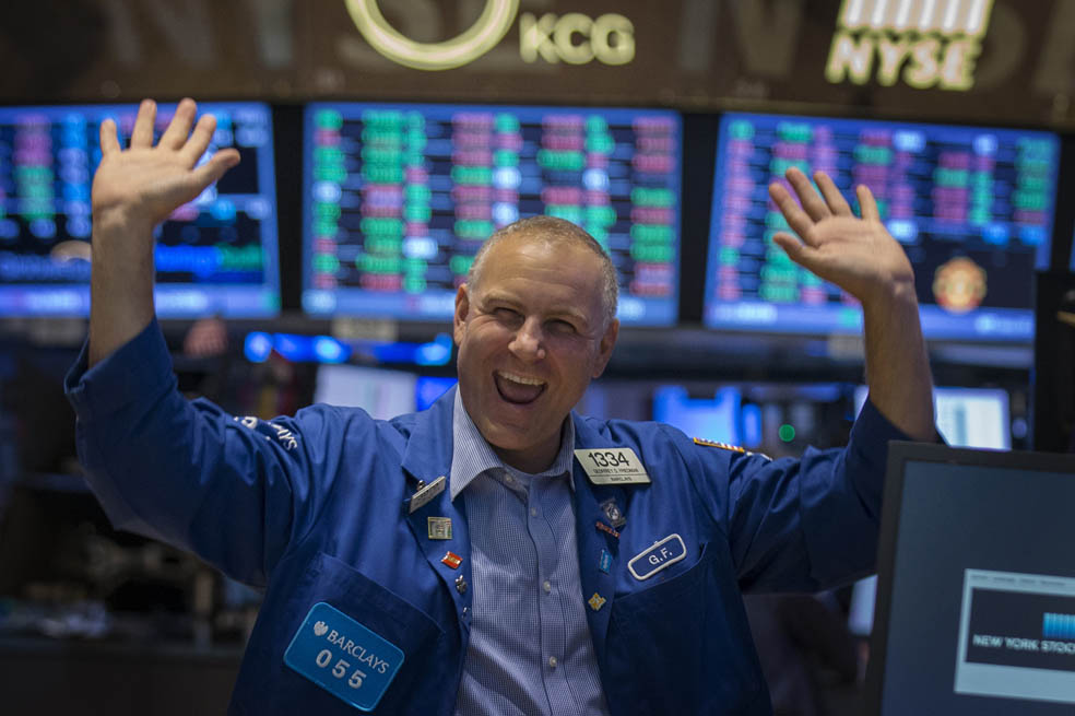 Los corredores están felices. La economía ha logrado cierto impulso y podría mantenerse así el resto del año./ Reuters