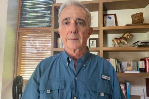 Ayuntamiento de Cádiz retira premio a Álvaro Uribe por sus líos judiciales