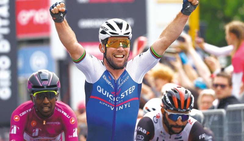 El británico Mark Cavendish (centro) celebra su victoria en la tercera etapa del Giro de Italia, y el colombiano Fernando Gaviria (der.) se lamenta.
