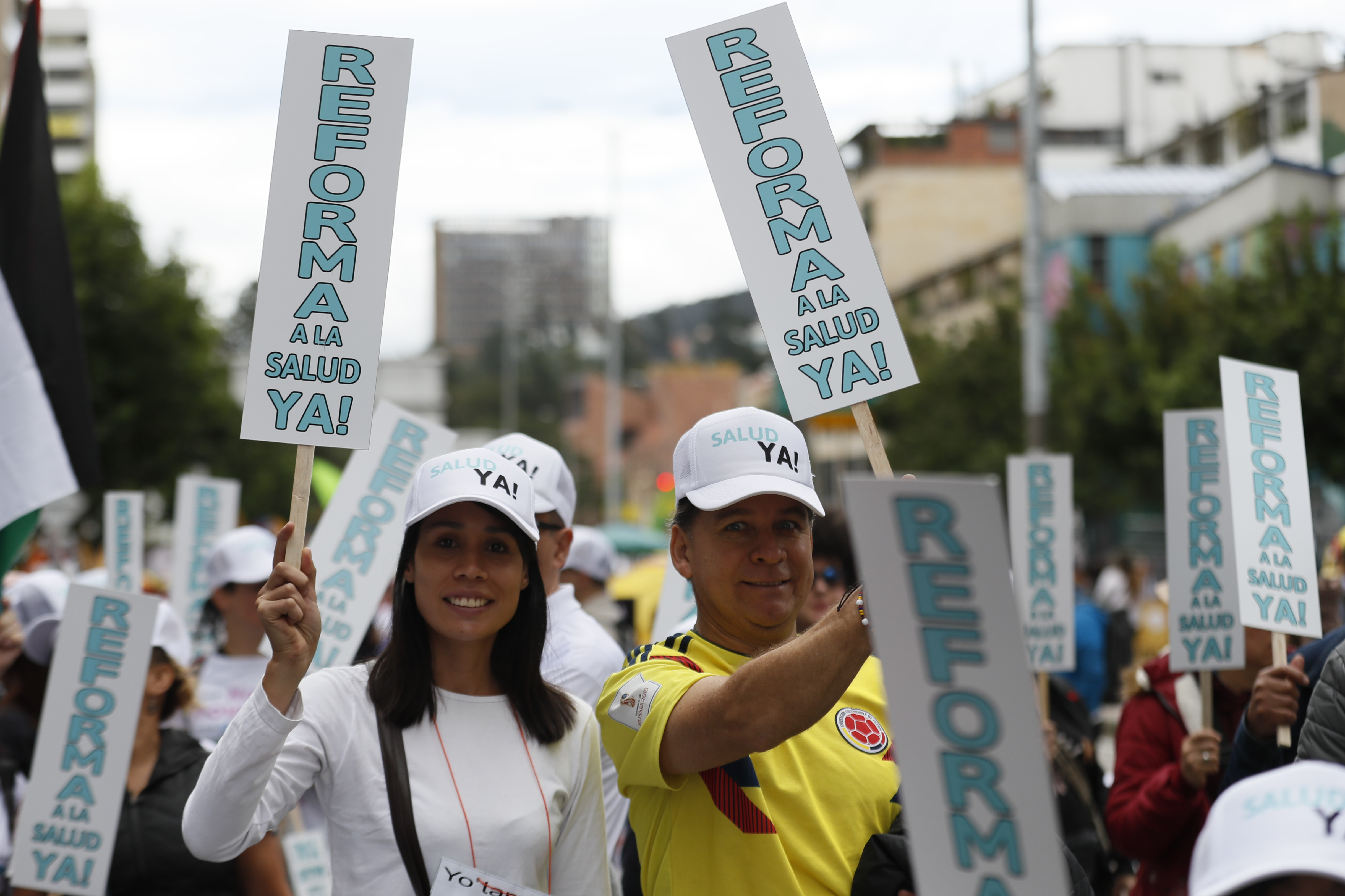 AMDEP935. BOGOTÁ (COLOMBIA), 01/05/2024.- Varias personas portan carteles de apoyo a una reforma a la Salud, durante una marcha con motivo Día Internacional de los Trabajadores este miércoles, en Bogotá (Colombia). Miles de trabajadores salieron este miércoles a las calles de las principales ciudades colombianas para conmemorar el Día del Trabajo, una movilización a la que se unirá a lo largo de la jornada el presidente Petro, que busca convertirla en una demostración de apoyo a las reformas de su Gobierno. EFE/ Carlos Ortega