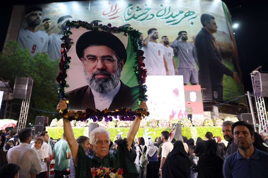 TEHRAN (IRAN(Islamic Republic Of)), 13/05/2026.- An Iranian man holds a picture of Iranian supreme leader Ayatollah Mojtaba Khamenei during a farewell ceremony for Iran's national soccer team in Tehran, Iran, 13 May 2026. Iran's national team will participate in the FIFA 2026 World Cup in the USA. (Mundial de Fútbol, Teherán) EFE/EPA/ABEDIN TAHERKENAREH