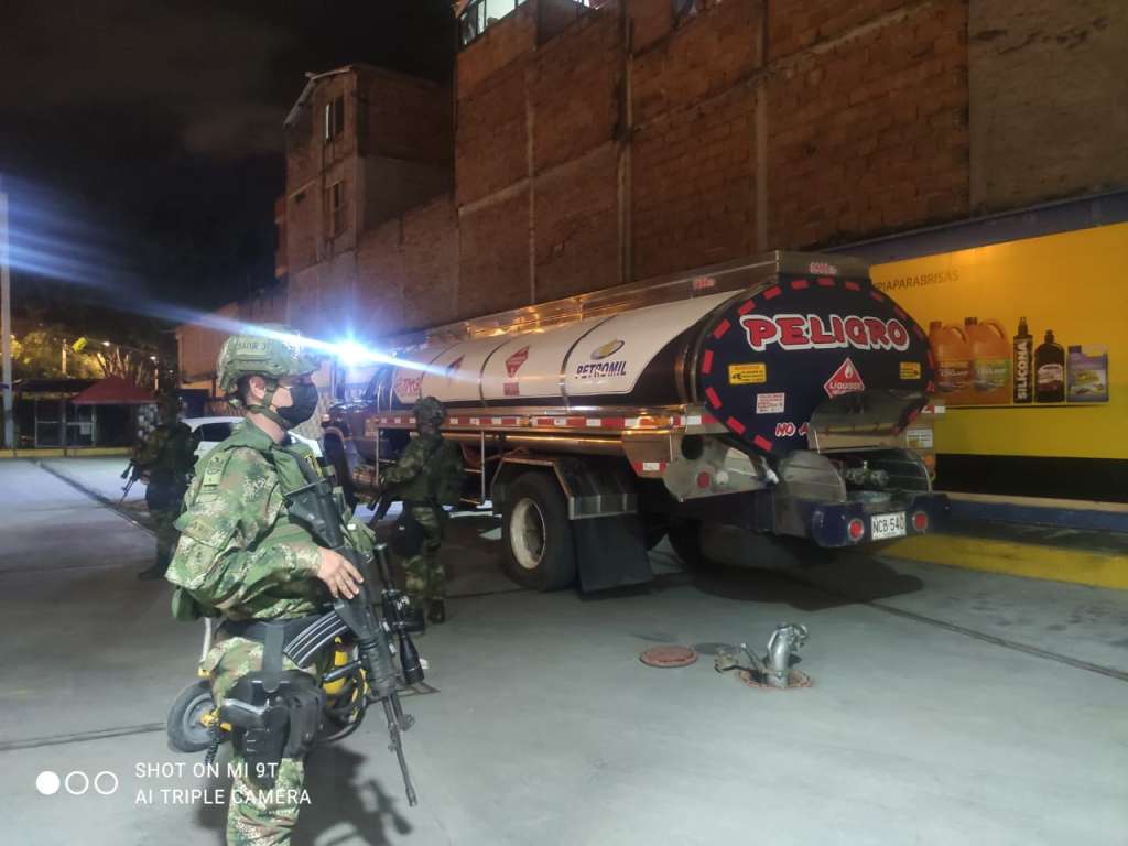 Entrega de combustible en el Valle con el acompañamiento del Ejército