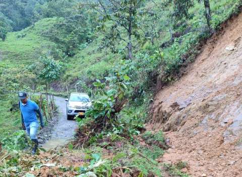 Lluvias provocaron derrumbes en la vía principal de Briceño, en Antioquia